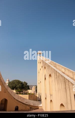 Jaipur, Inde. L'observatoire Jantar Mantar construit en 1738 par le maharaja Sawai Jai Singh. Banque D'Images