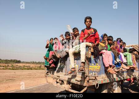 Le Rajasthan, Inde. Sawai Madhopur, près de Ranthambore. Les enfants à l'arrière d'un camion. Banque D'Images