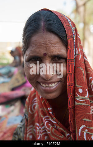 Le Rajasthan, Inde. Sawai Madhopur. Smiling woman tribal local avec le Nez Percé et bindi hindou marque religieuse sur son front. Banque D'Images