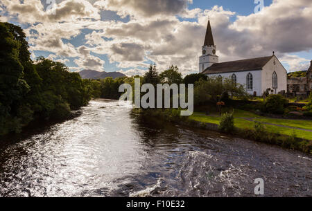 La rivière gagner par l'église blanche flux Community Centre de Comrie, Perthshire, Écosse Banque D'Images