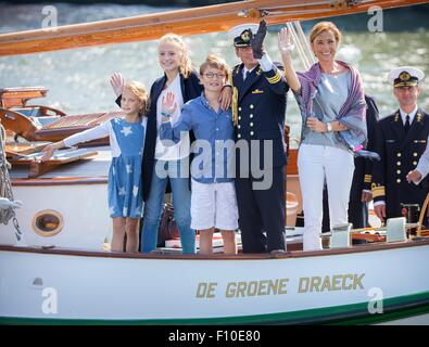 Amsterdam, Pays-Bas. Août 23, 2015. Prince Maurits et Princesse Marilene avec leurs enfants Anna, Lucas et Felicia à Sail 2015 à Amsterdam, Pays-Bas, 23 août 2015. Photo : Patrick van Katwijk/ POINT DE VUE - PAS DE FIL - SERVICE/dpa/Alamy Live News Banque D'Images