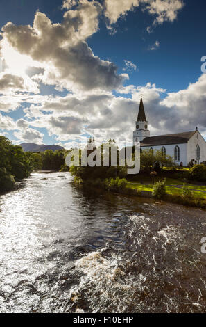 La rivière gagner par l'église blanche flux Community Centre de Comrie, Perthshire, Écosse Banque D'Images