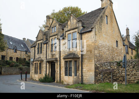 L'architecture typique sur la vieille maison en pierre à Cotswolds en campagne anglaise Banque D'Images