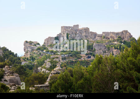 Vue de la falaise ville et ruines du château des Baux-de-Provence en France Banque D'Images