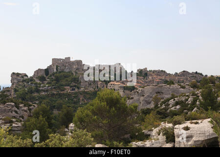 Vue de la falaise ville et ruines du château des Baux-de-Provence en France Banque D'Images