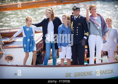 Amsterdam, Pays-Bas. Août 23, 2015. Prince Maurits et Princesse Marilene avec leurs enfants Anna, Lucas et Felicia à Sail 2015 à Amsterdam, Pays-Bas, 23 août 2015. Photo : Patrick van Katwijk/ POINT DE VUE - PAS DE FIL - SERVICE/dpa/Alamy Live News Banque D'Images