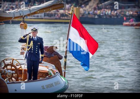 Amsterdam, Pays-Bas. Août 23, 2015. Prince Maurits et Princesse Marilene avec leurs enfants Anna, Lucas et Felicia à Sail 2015 à Amsterdam, Pays-Bas, 23 août 2015. Photo : Patrick van Katwijk/ POINT DE VUE - PAS DE FIL - SERVICE/dpa/Alamy Live News Banque D'Images