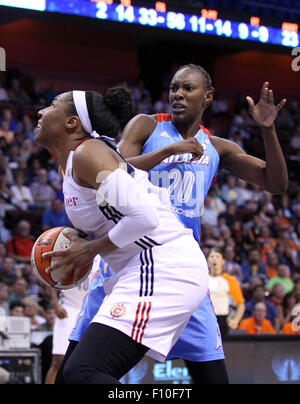 Uncasville, CT, USA. 23 août, 2015. Connecticut Sun avant-centre Kelsey Os (3) et Atlanta Dream avant Sancho Lyttle (20) en action au cours de la WNBA basket-ball match entre les Connecticut Sun et Atlanta Dream au Mohegan Sun Arena. Atlanta a battu Indiana 102-92. Credit : Cal Sport Media/Alamy Live News Banque D'Images