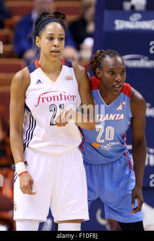 Uncasville, CT, USA. 23 août, 2015. Atlanta Dream avant Sancho Lyttle (20) Connecticut Sun défend l'avant Jennifer Lacy (21) au cours de la WNBA basket-ball match entre les Connecticut Sun et Atlanta Dream au Mohegan Sun Arena. Atlanta a battu Indiana 102-92. Credit : Cal Sport Media/Alamy Live News Banque D'Images