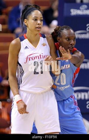 Uncasville, CT, USA. 23 août, 2015. Atlanta Dream avant Sancho Lyttle (20) Connecticut Sun défend l'avant Jennifer Lacy (21) au cours de la WNBA basket-ball match entre les Connecticut Sun et Atlanta Dream au Mohegan Sun Arena. Atlanta a battu Indiana 102-92. Credit : Cal Sport Media/Alamy Live News Banque D'Images