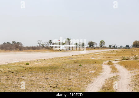 Un avion léger de l'air au décollage à l'atterrissage à Duba Plains, Okavango Delta, Botswana, Afrique du sud du nord Banque D'Images