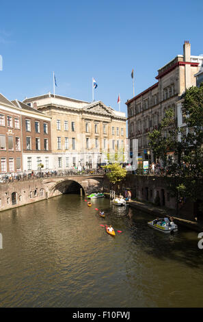 Personnes kayak près du canal, Stadhuis, Oudegracht Utrecht, Pays-Bas Banque D'Images