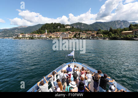 Bellagio sur le lac de Côme, Lombardie, Italie photographié à partir de l'approche d'un voile Banque D'Images