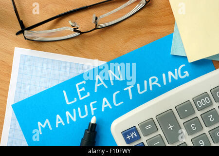 Mots lean manufacturing sur le bloc-notes et des graphiques. Banque D'Images