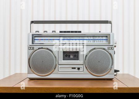 Vintage style boom box portable radio cassette player sur le vieux bois table. Banque D'Images