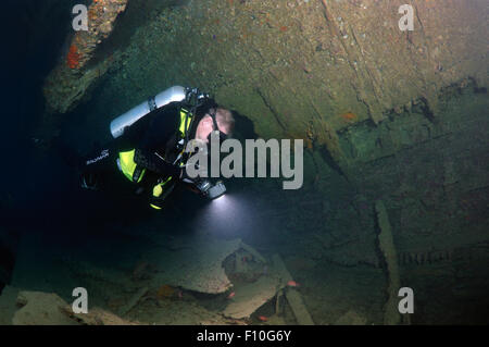 Mer Rouge, Egypte. 15 Oct, 2014. Un plongeur nage dans la cale du navire naufrage ''SS'' Dunraven, Mer Rouge, Egypte © Andrey Nekrasov/ZUMA/ZUMAPRESS.com/Alamy fil Live News Banque D'Images