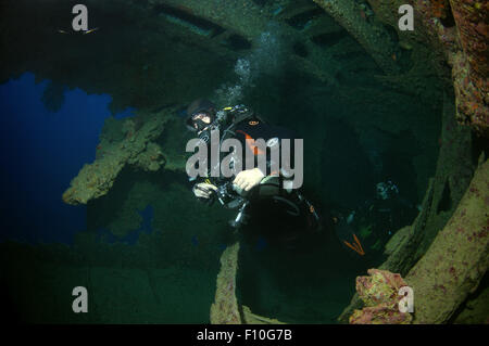 Mer Rouge, Egypte. 15 Oct, 2014. Plongeur à la recherche de shipwreck ''SS Dunraven''. Red Sea, Egypt, Africa © Andrey Nekrasov/ZUMA/ZUMAPRESS.com/Alamy fil Live News Banque D'Images