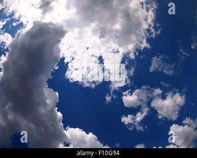Paysage de nuages sombres et claires dans le ciel bleu seulement Banque D'Images
