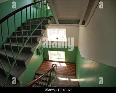 L'escalier intérieur entre les étages en immeuble de grande hauteur avec objectif fisheye grand angle de vue et à la distorsion Banque D'Images