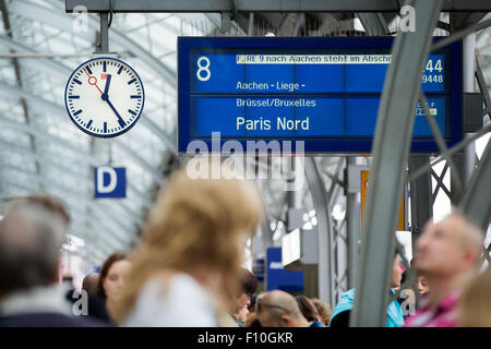 Cologne, Allemagne. Août 24, 2015. Les passagers d'attendre un train Thalys à destination de Paris Nord à la gare centrale de Cologne, Allemagne, 24 août 2015. Un Marocain de 25 ans entré dans un train Thalys entre Amsterdam et Paris avec une Kalachnikov et d'armes à feu a été maîtrisé par les passagers 21 août 2015. PHOTO : ROLF VENNENBERND/dpa/Alamy Live News Banque D'Images