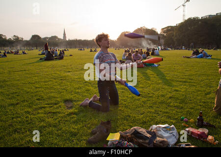 Edinburgh, Ecosse, Royaume-Uni. 23 août, 2015.Les jeunes hommes est la jonglerie dans le parc des Meadows pendant très chaude journée à Édimbourg Banque D'Images