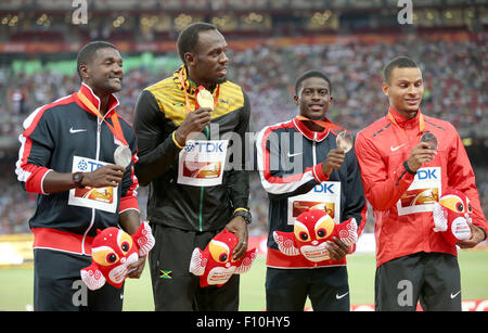 Beijing, Chine. Août 24, 2015. Usain Bolt en Jamaïque (2-L) pose avec sa médaille d'or sur le podium après avoir remporté la finale du 100 m hommes pendant les Championnats du monde IAAF 2015 au Stade National, également connu sous le nom de nid d'oiseau, à Beijing, Chine, 24 août 2015. L'avant de la vis a remporté la deuxième places Justin Gatlin (L) de l'USA et Canada André De Grasse (R) et Trayvon Bromell (2-R) des États-Unis, les deux partageant la troisième place. Dpa : Crédit photo alliance/Alamy Live News Banque D'Images