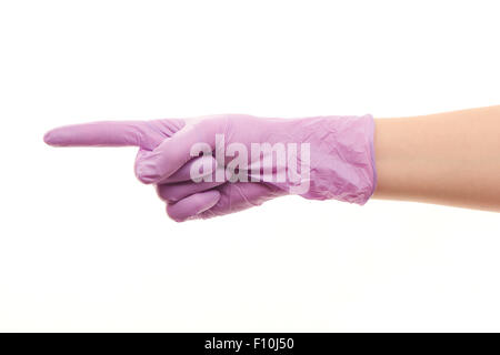 Close up de la main du médecin en violet les gants chirurgicaux stérilisés pointant sur quelque chose contre fond blanc Banque D'Images