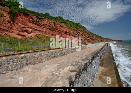 Falaises de grès rouge à côté de la ligne de chemin de fer côtière. Banque D'Images