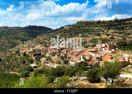 Une vue panoramique de Vilanova de Prades, petite ville de Prades, en Espagne, avec la Serra de la Llena éventail dans le dos Banque D'Images