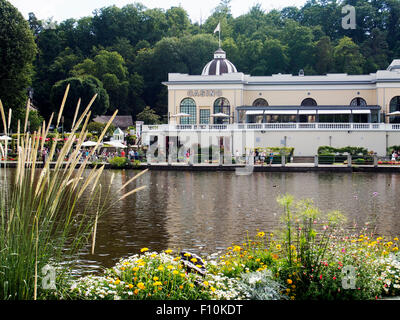 Le Casino du Lac de Bagnoles-de-l'Orne, Normandie, France Banque D'Images