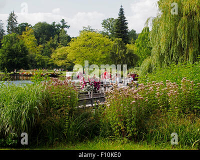 Jardins du Casino autour du lac à Bagnoles-de-l'Orne, Nroamdy, France Banque D'Images