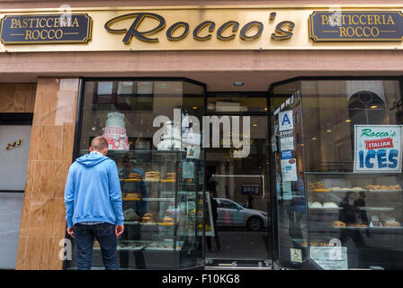 New York City, USA, Italian Bakery Shop, l'homme lèche, Bleecker Street, 'Rocco's Greenwich Village, Banque D'Images