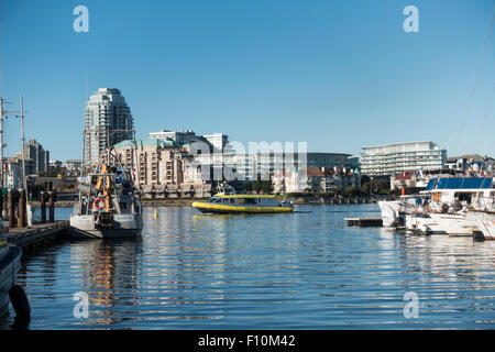 Bateau Prince of Whales traverse le port de Victoria (C.-B.) Banque D'Images