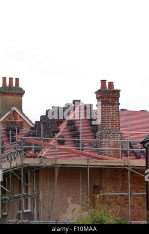 Remplacement du toit sur la propriété de style victorien à Bedford Bedfordshire Angleterre Banque D'Images