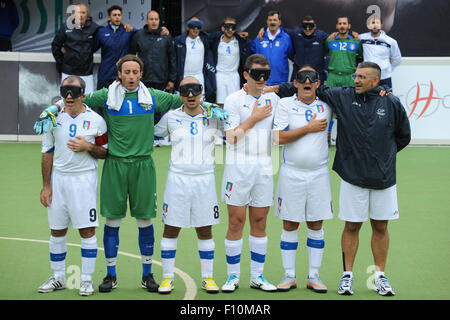 Hereford, Royaume-Uni. Août 24, 2015. Championnats Européens de football aveugle de l'IBSA 2015 - Groupe A - Italie / Turquie. L'équipe d'Italie s'aligner avant le match : 9 Fabrizio D'Alessandro, Marco Dottaviantonio 1, 8 Massimo D'Attolico, 6 Pantaleo Bortone. Credit : James Maggs/Alamy Live News Banque D'Images