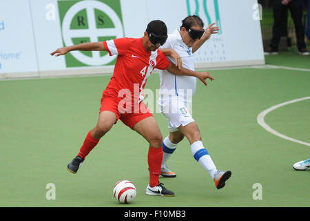 Hereford, Royaume-Uni. Août 24, 2015. Championnats Européens de football aveugle de l'IBSA 2015 - Groupe A - Italie / Turquie. Point 4, Royal National College for the Blind, Hereford. 24 août 2015. Kurbetoglu la Turquie Kahraman prend, sur la Pantaleo Bortone. Credit : James Maggs/Alamy Live News Banque D'Images