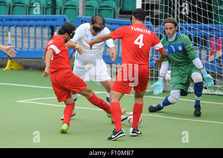 Hereford, Royaume-Uni. Août 24, 2015. Championnats Européens de football aveugle de l'IBSA 2015 - Groupe A - Italie / Turquie. Point 4, Royal National College for the Blind, Hereford. 24 août 2015. La Turquie obtient un caecum Coban tourné à l'extérieur contre le gardien Marco Dottaviantonio. Credit : James Maggs/Alamy Live News Banque D'Images