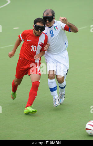 Hereford, Royaume-Uni. Août 24, 2015. Championnats Européens de football aveugle de l'IBSA 2015 - Groupe A - Italie / Turquie. Point 4, Royal National College for the Blind, Hereford. 24 août 2015. La Turquie va passé Coban caecale Fabrizio D'Alessandro. Credit : James Maggs/Alamy Live News Banque D'Images