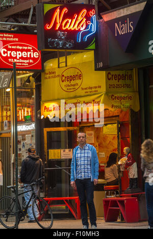 New York City, USA, homme debout, des enseignes au néon, devantures, Bleecker Street, Shopping, scènes de rue, de Greenwich Village, l'été Banque D'Images