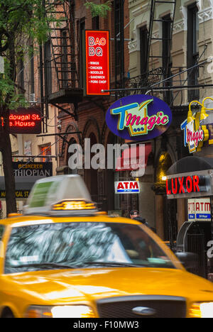 New York City, USA, Taxi Voiture conduire enseignes au néon, devantures, Bleecker Street, Shopping, scènes de rue, de Greenwich Village, l'été Banque D'Images