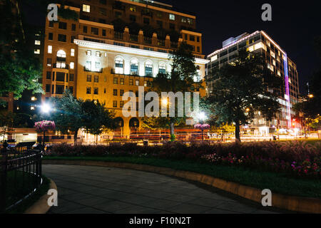 Piétons et des bâtiments dans la nuit, à Farragut Square, à Washington, DC. Banque D'Images