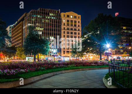 Piétons et des bâtiments dans la nuit, à Farragut Square, à Washington, DC. Banque D'Images