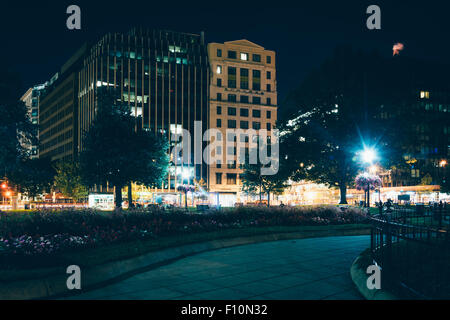 Piétons et des bâtiments dans la nuit, à Farragut Square, à Washington, DC. Banque D'Images