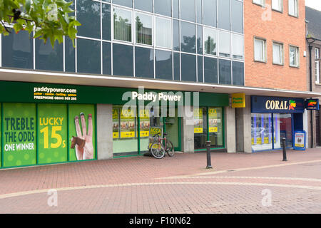 Puissance de Paddy et les bookmakers côté l'une de l'autre dans le centre-ville de Bedford, Bedfordshire, Angleterre Banque D'Images