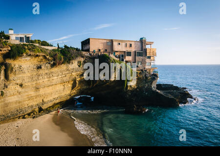 Vue d'une maison sur une falaise et une petite anse at Table Rock Beach, à Laguna Beach, Californie. Banque D'Images