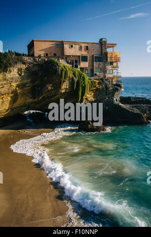 Vue d'une maison sur une falaise et une petite anse at Table Rock Beach, à Laguna Beach, Californie. Banque D'Images