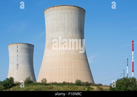 Tours de refroidissement de la centrale nucléaire de Tihange Huy / Hoei, LIÈGE / LUIK, Belgique Banque D'Images