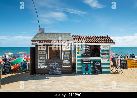 Un transat, magasin de location et magasin de crème glacée dans des cabanes sur la plage à l'Est de l'île de Wight Sandown UK Banque D'Images