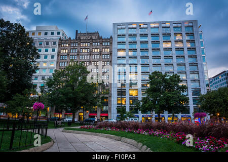 Jardin et bâtiments vus à Farragut Square, au crépuscule, à Washington, DC. Banque D'Images