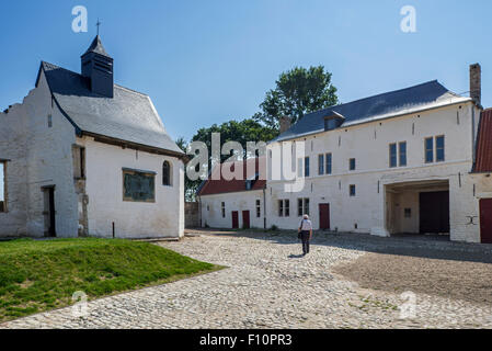 Cour intérieure montrant chapelle et maison du jardinier du Château de 30 ans, où les soldats britanniques auxquels l'Armée de Napoléon à Waterloo Banque D'Images